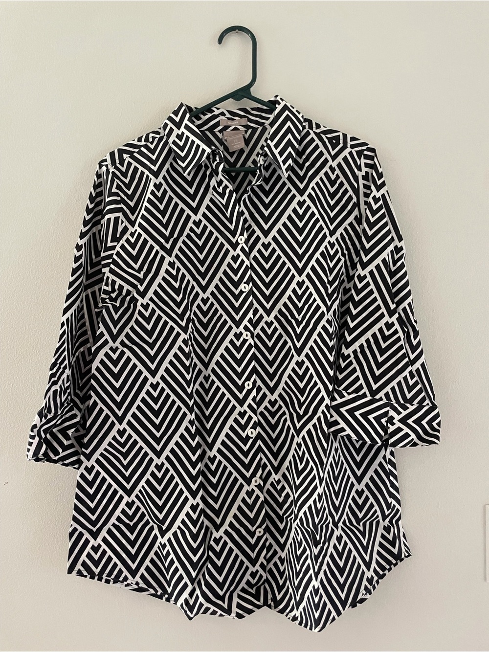 Chicos Black & White Geometric Button-Up 3/4 Sleeve Shirt